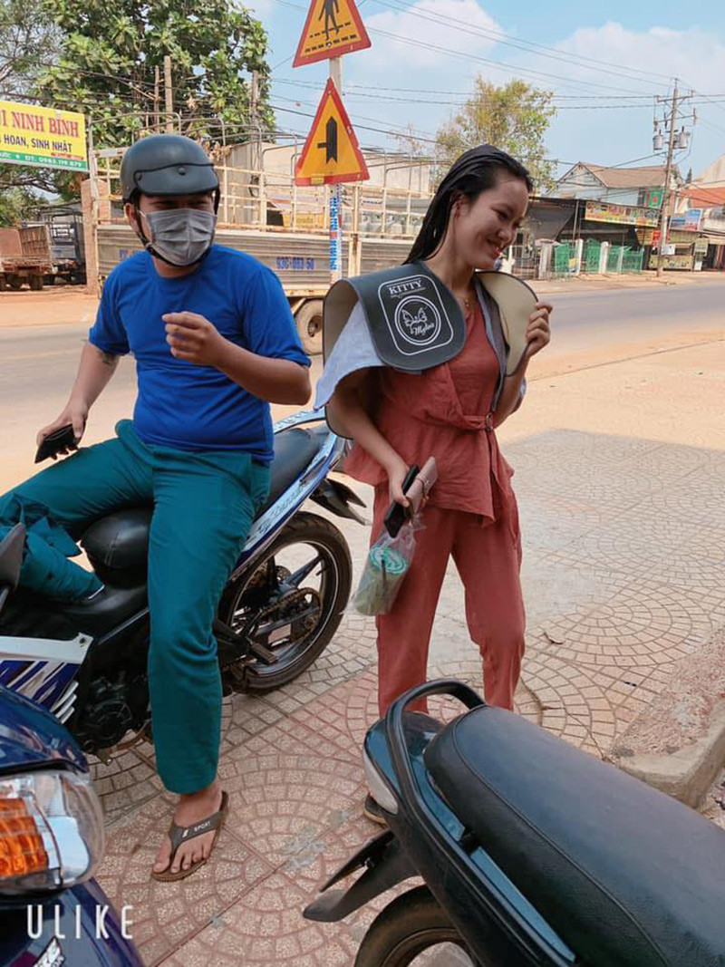 Một lúc sau, tranh thủ thời gian chờ xả tóc, người vợ chạy ra lấy trà sữa, vui vẻ cảm ơn chồng. Chẳng dừng lại ở đó, "chồng nhà người ta" còn rút ví, đưa thêm tiền để vợ yên tâm làm đẹp đón Tết. Nhìn cả hai hạnh phúc cười nói, nhiều người chứng kiến phải ghen tỵ vì cô gái có chồng vừa tình cảm lại cực tâm lý.