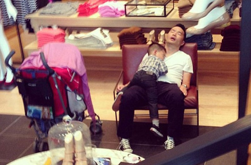 Trước nay, hình ảnh những người đàn ông kiên nhân đợi vợ làm đẹp, mua sắm luôn được hội chị em đánh giá cao. Mặc dù nhìn cũng thấy thương nhưng khi có một người sẵn sàng đợi chờ trong nhiều giờ đồng hồ thì bất kỳ người phụ nữ nào cũng thấy hạnh phúc.