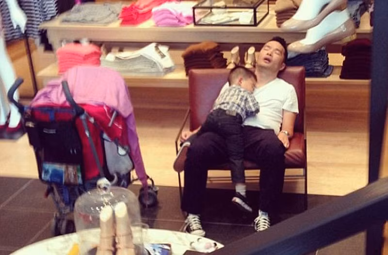 Trước nay, hình ảnh những người đàn ông kiên nhân đợi vợ làm đẹp, mua sắm luôn được hội chị em đánh giá cao. Mặc dù nhìn cũng thấy thương nhưng khi có một người sẵn sàng đợi chờ trong nhiều giờ đồng hồ thì bất kỳ người phụ nữ nào cũng thấy hạnh phúc.