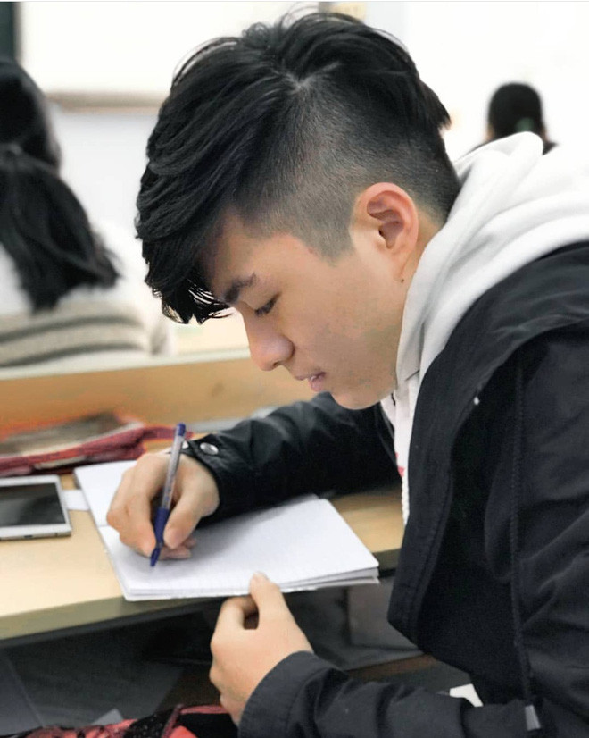 Chia sẻ lý do thi vào ĐH Y dược, Minh Tân cho hay cậu muốn trở thành một bác sĩ răng hàm mặt giỏi, giống như anh trai. Hơn nữa đây là ngôi trường có môi trường học tập rất tốt, đòi hỏi sinh viên phải tự tìm tòi, học hỏi.