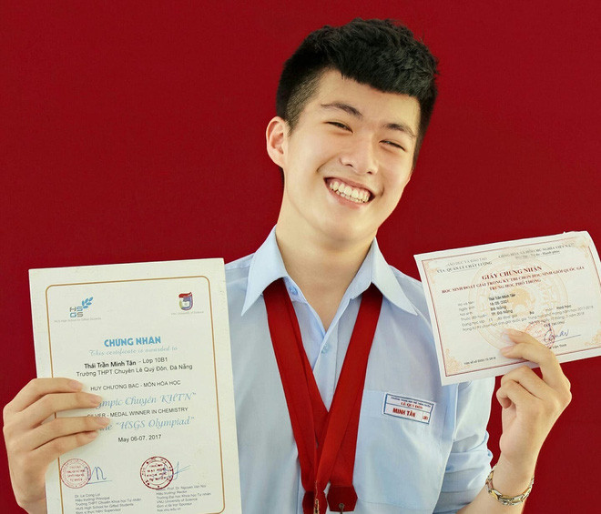 Trong 3 năm trung học, điểm trung bình các môn của nam sinh ĐH Y dược TP HCM luôn từ 9.0 trở lên, đặc biệt năm lớp 12 xuất sắc đạt điểm trung bình các môn là 9.2. Không chỉ nổi trội trong môn hoá, hot boy đến từ Đà Nẵng còn đạt 6.0 IELTS từ thời phổ thông.