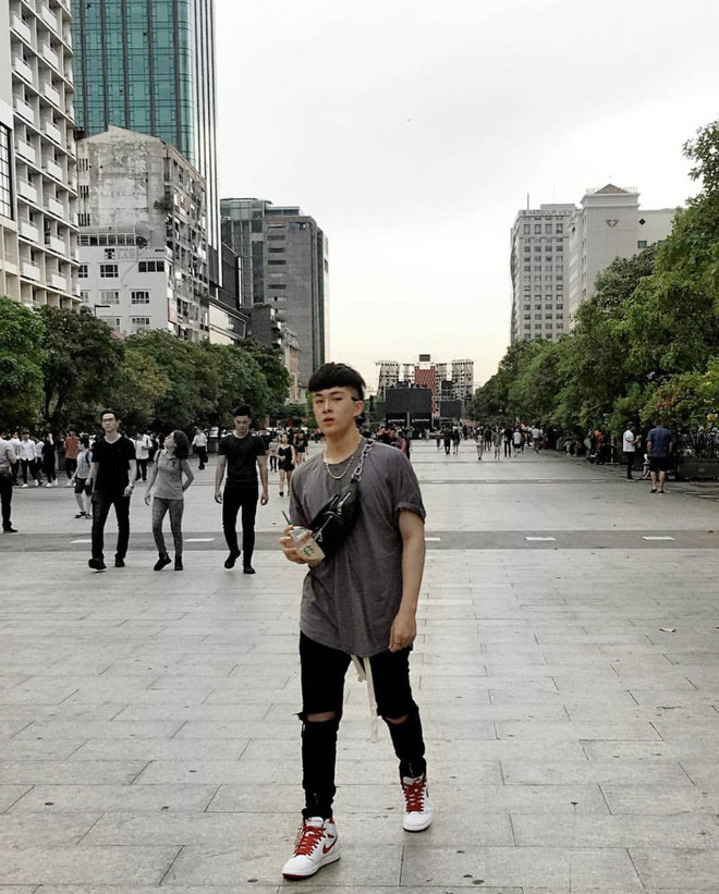 Với gương mặt chuẩn soái ca, năm lớp 11 Minh Tân từng giành ngôi vị Nam vương Thanh lịch trường chuyên Lê Quý Đôn Đà Nẵng. Mới đây, cậu bạn lại một lần nữa Tân rinh về giải Quán quân Quân nhân Thanh lịch trong đợt học quân sự.