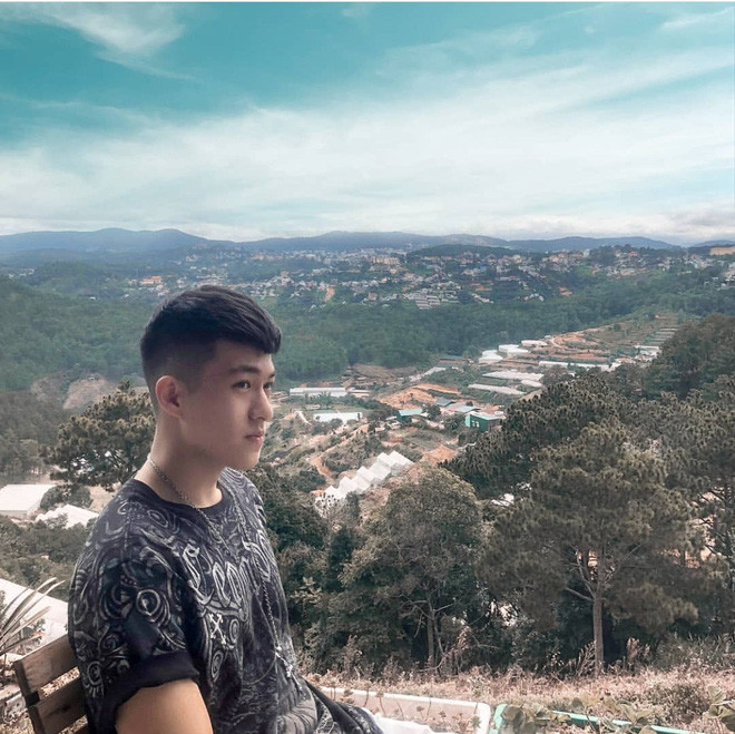 Thời còn mài quần trên giảng đường, chắc hẳn cô nàng nào cũng mong muốn gặp được một chàng soái ca vừa đẹp vừa giỏi như trong ngôn tình Trung Quốc. Đối với các bạn nữ trường ĐH Y dược TP HCM thì đó chẳng phải giấc mơ nữa vì đã có một chàng hot boy bước ra từ trong truyện.