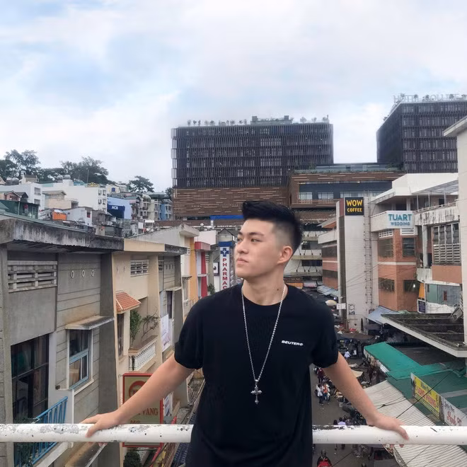 "ĐH Y dược Tp.HCM là ngôi trường top đầu cả nước với chất lượng đào tạo uy tín, thầy cô cực giỏi, tay nghề vững vàng, nơi đây giúp mình có thề tự bươn chải mà không cần phụ thuộc gia đình, có địa vị trong xã hội về lâu về dài nên mình thực sự muốn được học tập, trải nghiệm" - Minh Tân tự hào nói.