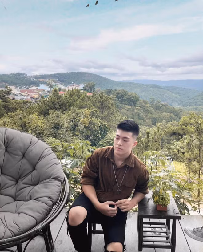 Có anh trai sinh viên giỏi của Đà Nẵng nên Minh Tân lấy anh làm tấm gương, động lực phấn đấu. Từ năm cấp 2, cậu bạn đã ấp ủ ước mơ trở thành bác sĩ thẩm mỹ.