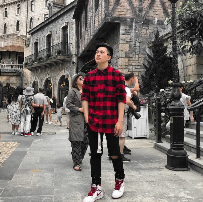 Minh Tân từng là học sinh ưu tú của trường THPT chuyên Lê Quý Đôn, Đà Nẵng với thành tích 12 năm đạt học sinh giỏi, nhiều năm liền tham gia đội tuyển học sinh giỏi môn hoá, năm lớp 12, cậu bạn đạt giải nhì học sinh giỏi hoá học cấp thành phố.