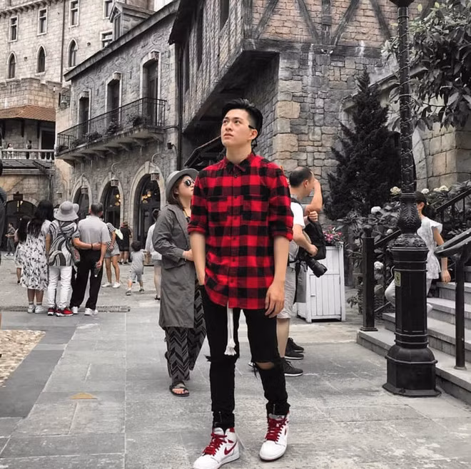 Minh Tân từng là học sinh ưu tú của trường THPT chuyên Lê Quý Đôn, Đà Nẵng với thành tích 12 năm đạt học sinh giỏi, nhiều năm liền tham gia đội tuyển học sinh giỏi môn hoá, năm lớp 12, cậu bạn đạt giải nhì học sinh giỏi hoá học cấp thành phố.