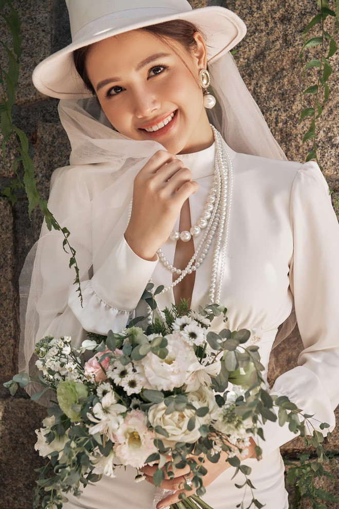 Dù công bố ảnh cưới thế nhưng hot girl Hà Thành vẫn quyết giấu khuôn mặt chồng thiếu gia, cô nàng hầu như chỉ đăng ảnh riêng mình.