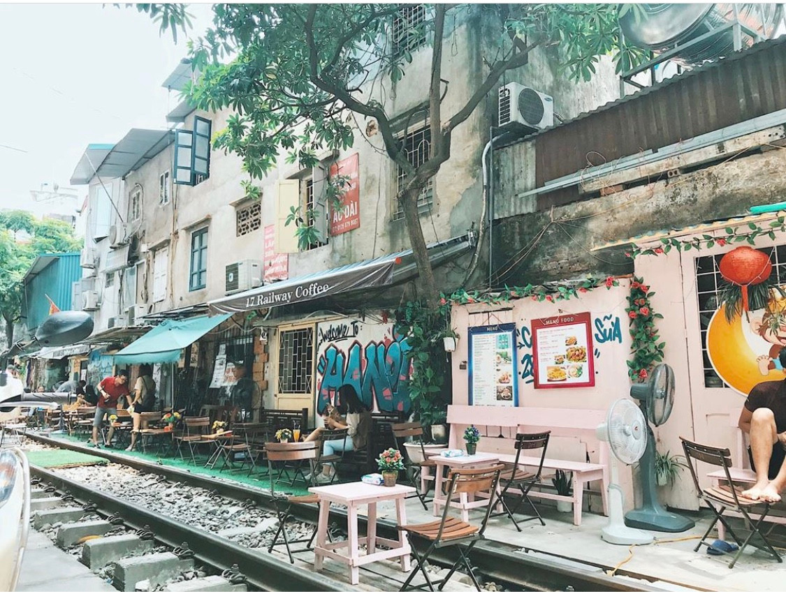 Đoạn đường sắt từ ngã tư giao cắt với phố Điện Biên Phủ đến Phùng Hưng tập trung khá nhiều nhà dân. Gần đây, khu vực này mọc lên hàng loạt quán cafe đường tàu, trở thành điểm hẹn của các bạn trẻ và du khách nước ngoài. - Ảnh: quyendowtothesoul.