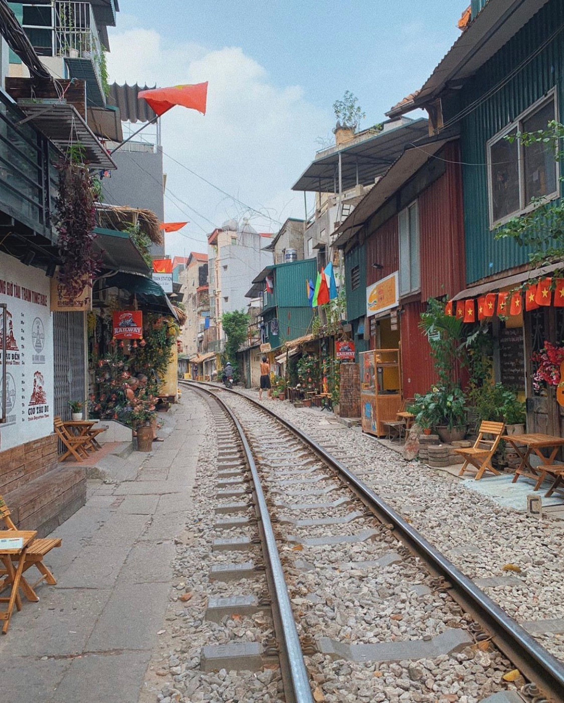 Vào ngày thường, tàu hầu như chỉ chạy qua vào buổi tối. Thứ 7 và chủ nhật, tàu đi qua 4 lần vào ban ngày. - Ảnh: hatangthanh.