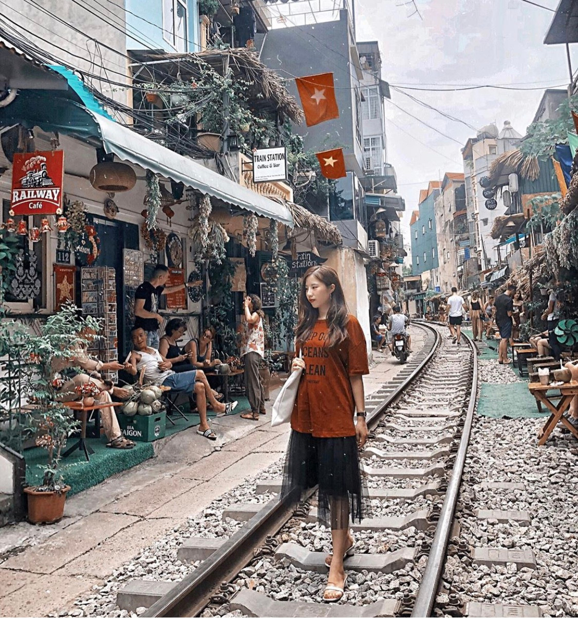 Dù là ngày hay đêm, xóm cafe đường tàu luôn thu hút đông đảo khách trong và ngoài nước tới đây. - Ảnh: giangpi18_.