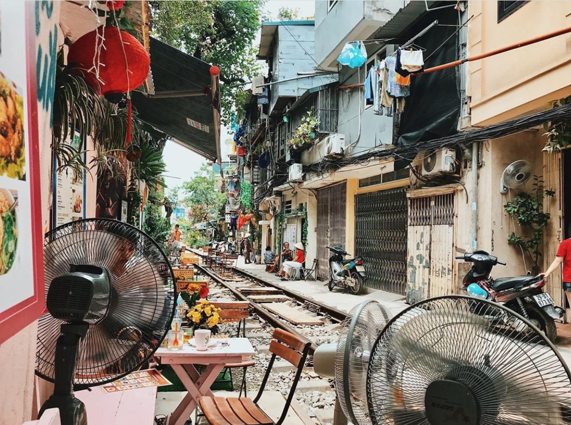 Trước thông tin xóm cafe đường tàu bị dẹp, các bạn trẻ tỏ ra khá tiếc nuối khi mất đi 1 nơi tụ tập, hẹn hò thú vị. - Ảnh: quyendowtothesoul.