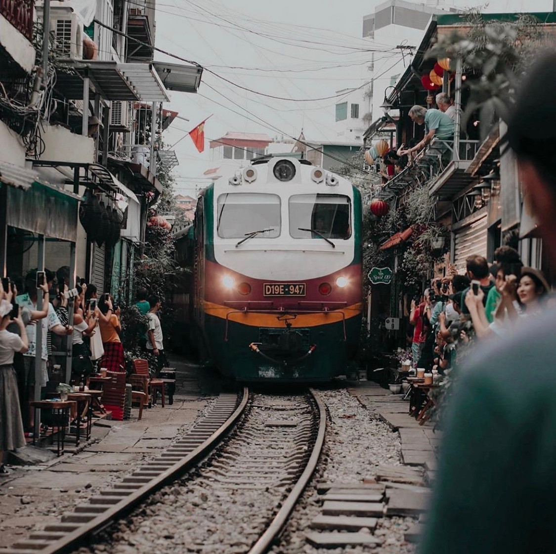 Điểm đặc biệt nhất mà hầu hết du khách nước ngoài đều mong muốn được trải nghiệm là cảm giác thấy đoàn tàu chạy qua ngay trước mắt. Ảnh: _dinhphuongthao_.