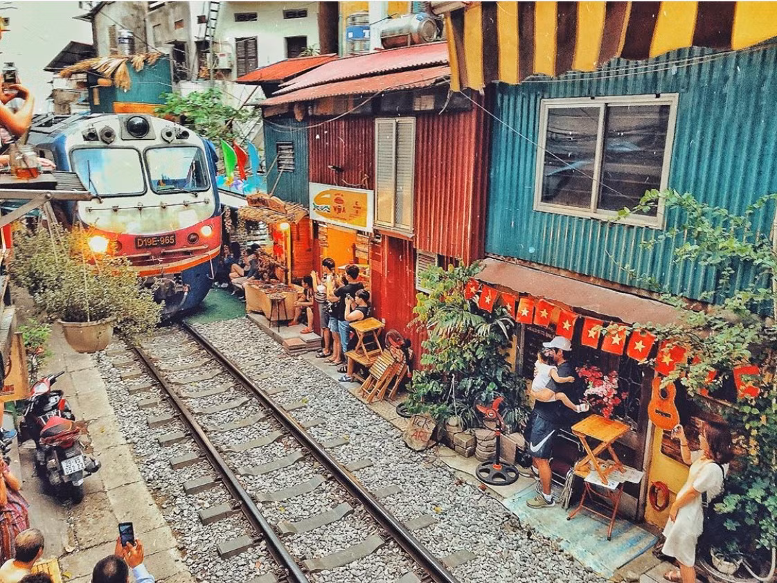 Mỗi khi có tàu đến, du khách đứng gọn vào hai bên đường, lấy điện thoại, máy ảnh để lưu lại khoảnh khắc tàu đi qua. - Ảnh: __hieulinh.