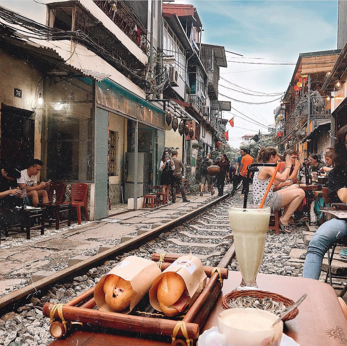 Mặc dù nhiều mối nguy hiểm xung quanh, lượng khách tò mò tìm tới trải nghiệm cảm giác mạo hiểm tại đây ngày càng nhiều. - Ảnh: thuy.ngg88.