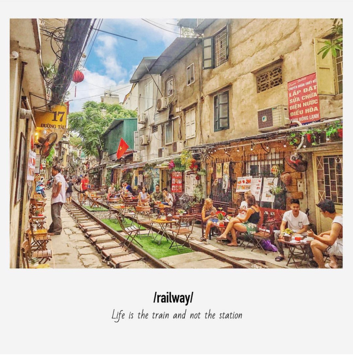 Để phục vụ nhu cầu chụp ảnh "check-in" của các bạn trẻ, các quán cafe đường tàu được trang trí bằng nhiều hình ảnh lạ mắt hoặc gợi nét cổ xưa để phù hợp thị hiếu. - Ảnh: ngoclittle18.