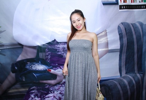 Với vai trò "người mẹ đơn thân" mà dư luận đang bàn tán về mình, Lương Bích Hữu chọn cách giữ im lặng và chỉ mỉm cười.