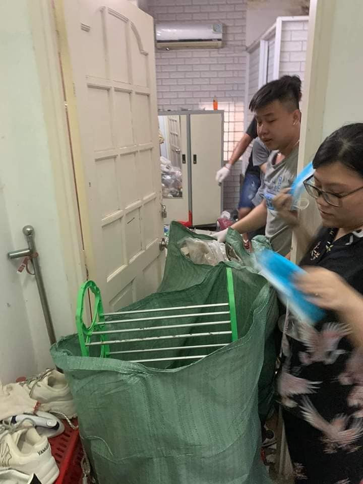 "Ôi trời ơi chắc hết tiền, nhác dọn phòng nên bỏ trốn luôn. Nhìn đống rác này mà phát khiếp lên được", "Chắc chủ nhà nhìn căn phòng thế này sang chấn tâm lý luôn quá" - Dân mạng bình luận.