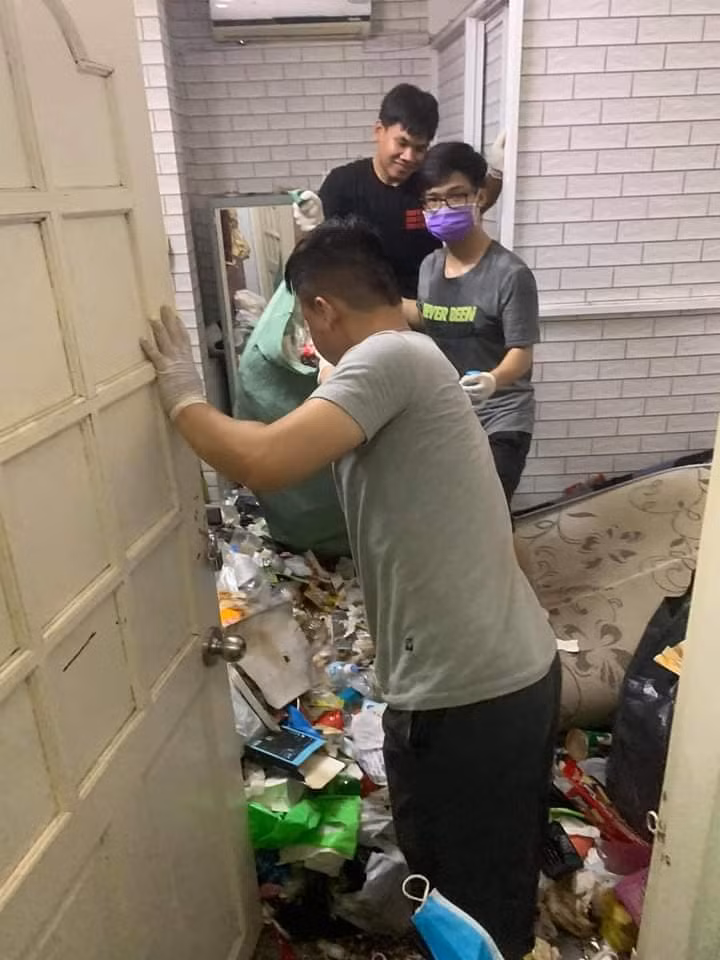 Hơn nữa không hiểu tại sao lại có thể nhiều rác đến vậy, trông căn phòng không khác gì một bãi phế liệu.