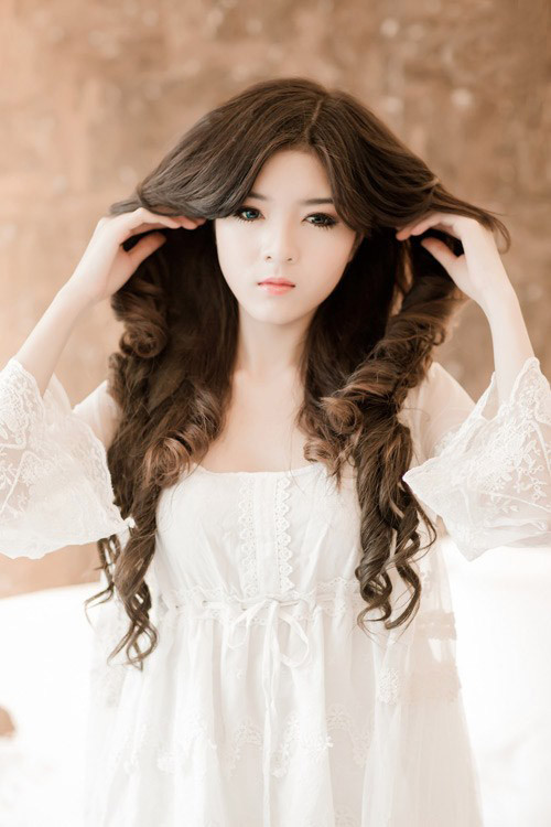 Sau khi chia tay với Bùi Anh Tuấn, hiện tại cô nàng cũng vẫn “lẻ bóng” trong các sự kiện. Mới đây, cô nàng đã thừa nhận phẫu thuật thẩm mỹ với gương mặt thon gọn bất ngờ.