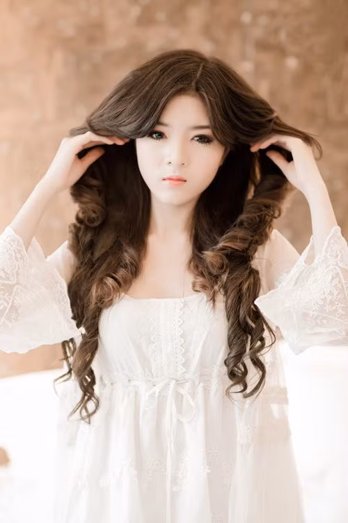 Sau khi chia tay với Bùi Anh Tuấn, hiện tại cô nàng cũng vẫn “lẻ bóng” trong các sự kiện. Mới đây, cô nàng đã thừa nhận phẫu thuật thẩm mỹ với gương mặt thon gọn bất ngờ.