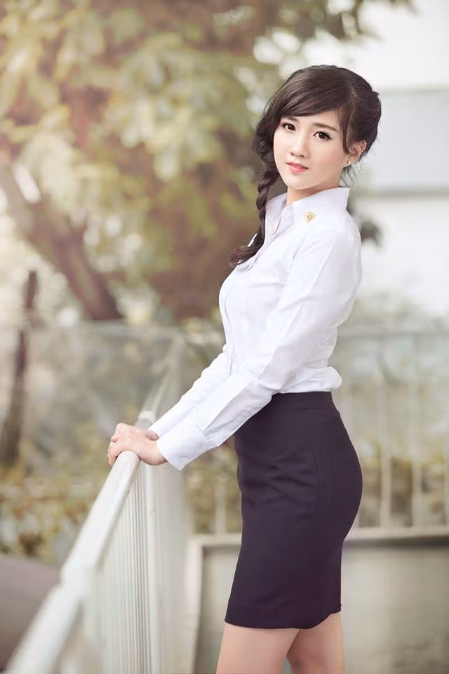 Hot girl Kiều Trinh có tên đầy đủ là Nguyễn Hoàng Kiều Trinh (SN 1994), hiện sống tại TP.HCM và theo học ngành Quản trị du lịch, khách sạn tại ĐH Hoa Sen. Kiều Trinh là cái tên khá hot trên mạng xã hội trong vai trò MC công nghệ của một trang tin điện tử, làm mẫu trong những bộ ảnh cosplay game, thời trang.