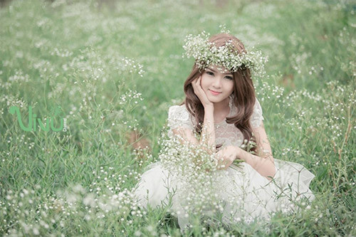 Lilly Luta tên thật là Nguyễn Thị Lượm, được biết đến với biệt danh “Búp bê Việt” vì vẻ đẹp dễ thương của mình. Hot girl sinh năm 1992 được nhiều người chú ý vì từng hẹn hò với “Hoàng tử The Voice” Bùi Anh Tuấn.