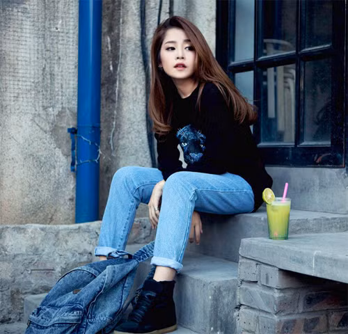 Mới đây, Chi Pu tham gia show diễn Bước nhảy Hoàn vũ 2015 và gây bất ngờ cho khán giả với kỹ năng nhảy cực tốt của mình. Dù tham gia nhiều chương trình nhưng hiện tại Chi Pu vẫn F.A. Trước đó, cô hot girl 9x này có thời gian hạnh phúc bên Cường Seven.