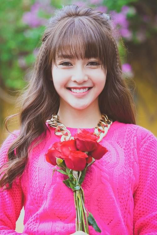 Tuy vậy, mới đây, hot girl xinh đẹp gây xôn xao khi cùng tham dự sự kiện với một anh chàng lạ mặt cùng nhiều cử chỉ thân thiết, nhưng Khả Ngân đã lên tiếng giải thích rằng, mối quan hệ của hai người chỉ đơn thuần là bạn bè, và cô nàng đang vô cùng vui vẻ với cuộc sống F.A .