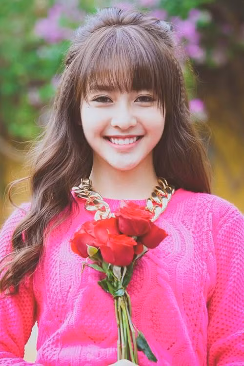 Tuy vậy, mới đây, hot girl xinh đẹp gây xôn xao khi cùng tham dự sự kiện với một anh chàng lạ mặt cùng nhiều cử chỉ thân thiết, nhưng Khả Ngân đã lên tiếng giải thích rằng, mối quan hệ của hai người chỉ đơn thuần là bạn bè, và cô nàng đang vô cùng vui vẻ với cuộc sống F.A .