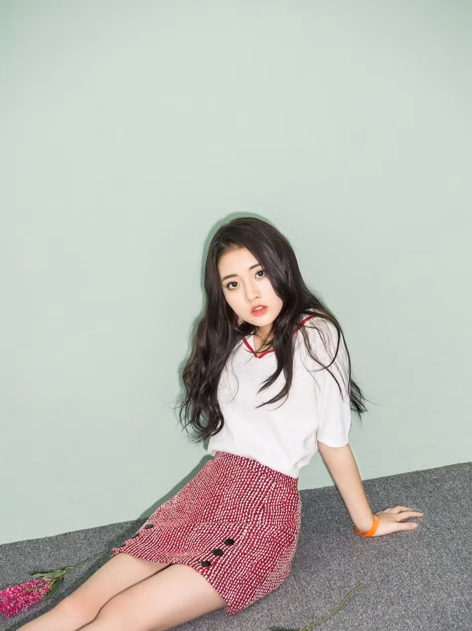 Không chỉ sở hữu ngoại hình xinh đẹp, Jung Da Bin còn gây ấn tượng với vóc dáng thon gọn. Mặc dù nữ diễn viên không quá cao, 1m57 - khá khiêm tốn so với người nổi tiếng. Nhưng bù lại Jung Da Bin có thân hình cân đối. Điều này có được là nhờ cô thường xuyên tập luyện pilates.