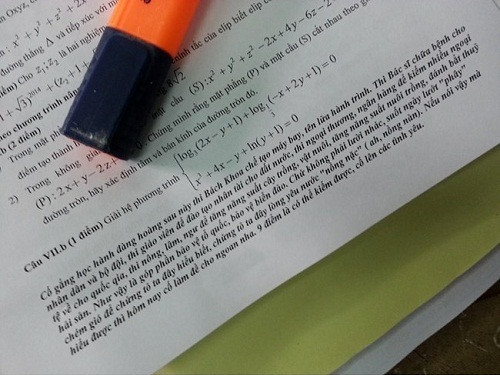 Chắc chắn rằng những học sinh được làm đề bài này đều cảm thấy ấm lòng với những lời động viên của thầy giáo cuối đề thi.