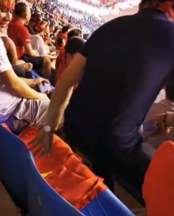 Hành động "vô tư" của CĐV này đã khiến những người xem cảm thấy phẫn nộ vì quá xem thường và không tôn trọng Quốc kỳ của đất nước.