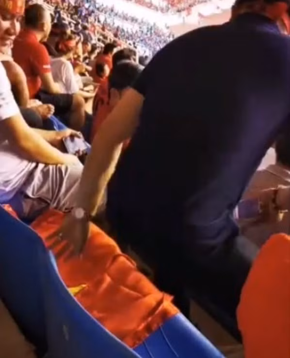 Hành động "vô tư" của CĐV này đã khiến những người xem cảm thấy phẫn nộ vì quá xem thường và không tôn trọng Quốc kỳ của đất nước.