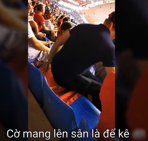 .Việc lấy lá cờ của Tổ quốc lót ghế rồi ngồi xuống không chút ngần ngại khiến thanh niên này nhận không ít lời chỉ trích.