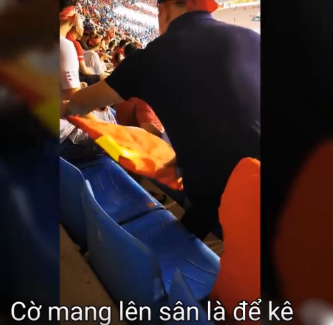 Khi đông đảo NHM bóng đá đang cùng nhau ăn mừng chiến thắng thì trên các trang mạng xuất hiện những hình ảnh vô cùng xấu xí của 1 CĐV trên khán đài. Người đàn ông này trải cờ Tổ quốc ra ngồi.