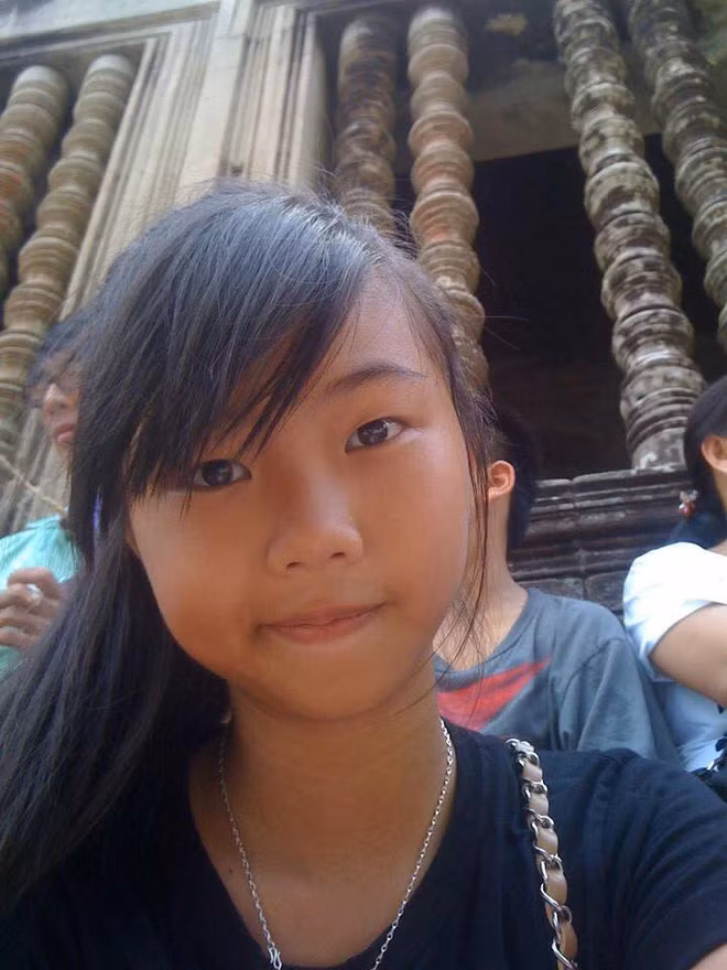 Vì lẽ đó, ngay khi lên cấp 3, cô nàng đã quyết tâm thay đổi ngoại hình của mình bằng việc chăm sóc da và xây dựng chế độ ăn uống khoa học hơn. Màn dậy thì thành công của cô nàng khiến mọi người ngạc nhiên và ngưỡng mộ.