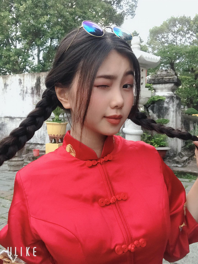 CĐM tỏ ra thích thú với màn lột xác đầy ngoạn mục này, Nickname Hoàng Quân viết: "Lời khuyên cho các chàng trai là đừng bao giờ xem nhẹ cô bạn cùng bàn mà bạn vẫn thường ghét bỏ, vì biết đâu người ta lại hóa mỹ nhân trong tương lai thì bạn sẽ hối tiếc lắm đó."