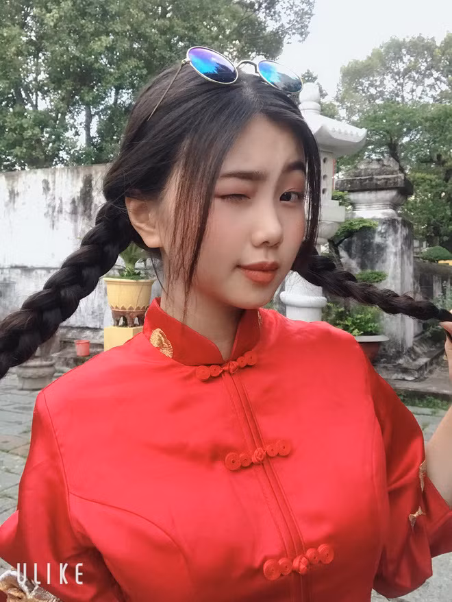 CĐM tỏ ra thích thú với màn lột xác đầy ngoạn mục này, Nickname Hoàng Quân viết: "Lời khuyên cho các chàng trai là đừng bao giờ xem nhẹ cô bạn cùng bàn mà bạn vẫn thường ghét bỏ, vì biết đâu người ta lại hóa mỹ nhân trong tương lai thì bạn sẽ hối tiếc lắm đó."