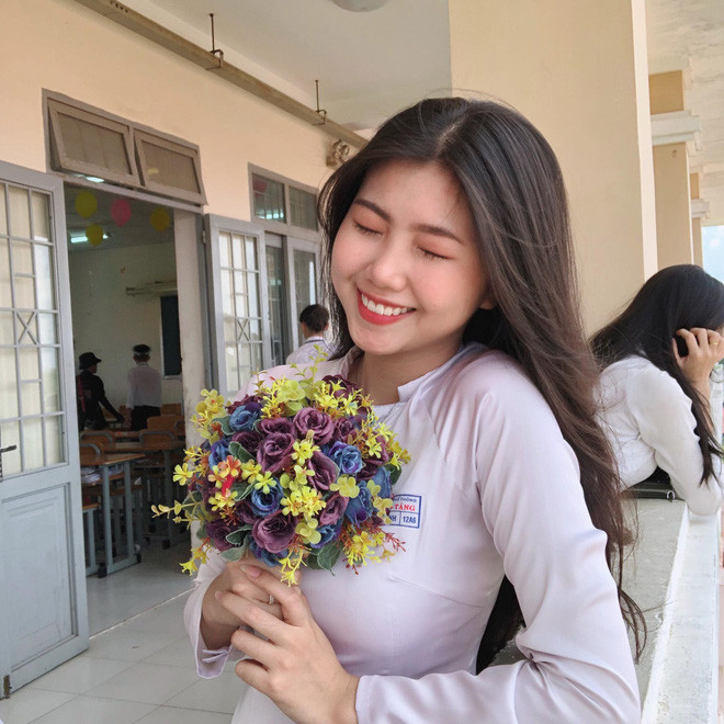 Nữ sinh Sài thành chia sẻ: "Mình không hối hận vì đã thay đổi đâu nhưng thỉnh thoảng cũng thấy hơi chạnh lòng vì từ lúc thay da đổi thịt, chuyện tình yêu của mình hình như trắc trở hơn. Mình quen ai cũng bị ghen quá mức, tới độ mình sợ chẳng dám yêu luôn".