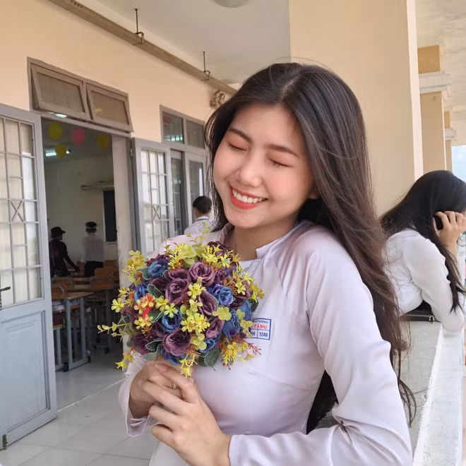 Nữ sinh Sài thành chia sẻ: "Mình không hối hận vì đã thay đổi đâu nhưng thỉnh thoảng cũng thấy hơi chạnh lòng vì từ lúc thay da đổi thịt, chuyện tình yêu của mình hình như trắc trở hơn. Mình quen ai cũng bị ghen quá mức, tới độ mình sợ chẳng dám yêu luôn".