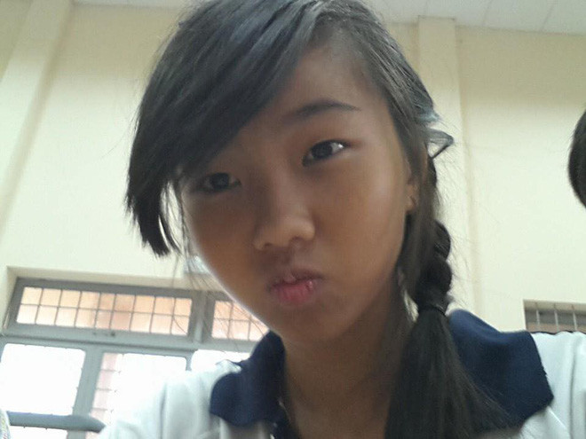 Bạn bè cùng lớp luôn gắn cho Linh những biệt danh chẳng mấy hay ho. "Linh da đen" nhiều khi cảm thấy buồn vì các bạn trêu trọc ngoại hình của mình.