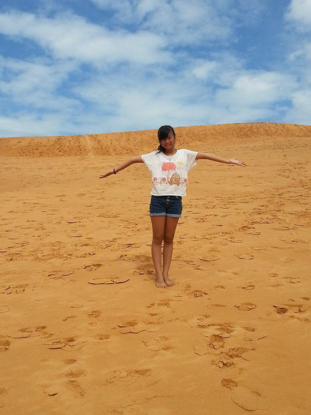 Nữ sinh này là Thùy Linh, 18 tuổi đến từ Thủ Đức (TP. HCM), trước khi có màn dậy thì thành công, tuổi thơ của nữ sinh Sài thành gắn với thân hình gầy gò và có làn da đen nhẻm kém sắc.