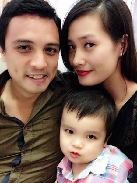 Sau 4 năm tìm hiểu, chàng cầu thủ điển trai như tài tử điện ảnh Trịnh Quốc Hưng và siêu mẫu Đinh Lan Phương quyết định "góp gạo thổi cơm chung" với một hôn lễ được tổ chức vào tháng 3/2011.