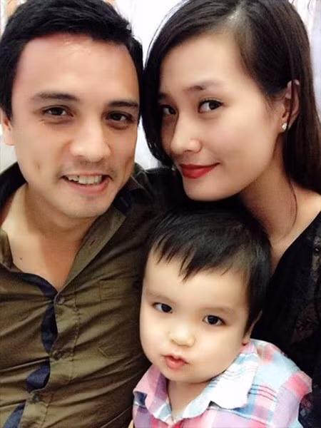 Sau 4 năm tìm hiểu, chàng cầu thủ điển trai như tài tử điện ảnh Trịnh Quốc Hưng và siêu mẫu Đinh Lan Phương quyết định "góp gạo thổi cơm chung" với một hôn lễ được tổ chức vào tháng 3/2011.