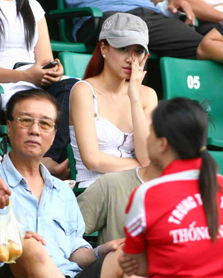 Nhưng trong các trận đấu tại V.League khi Như Thành thi đấu, Ngọc Diệp vẫn cùng những cô bạn thân ngồi trên khán đài cổ vũ người yêu. Sau thời gian 2 năm bên nhau, họ lặng lẽ rời xa. 