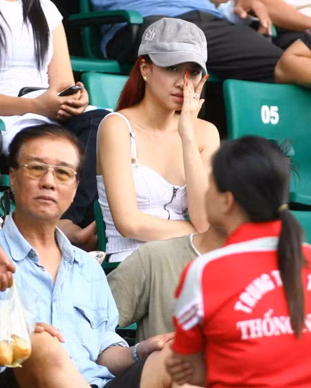 Nhưng trong các trận đấu tại V.League khi Như Thành thi đấu, Ngọc Diệp vẫn cùng những cô bạn thân ngồi trên khán đài cổ vũ người yêu. Sau thời gian 2 năm bên nhau, họ lặng lẽ rời xa. 