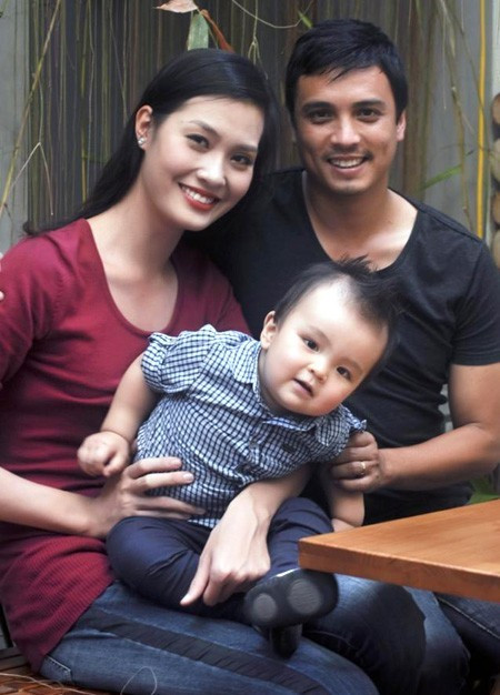  Lan Phương – Trịnh Quốc Hưng: ai người quen nhau qua sự giới thiệu của một người bạn. Chân dài này từng chia sẻ cô hiểu quá rõ tính cách của bạn trai nên không quan tâm tới chuyện các cầu thủ Hà Nội ACB vốn nổi tiếng với chuyện chơi bời.