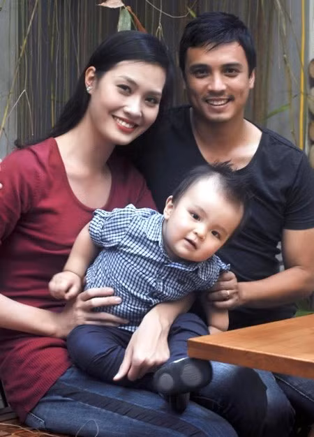  Lan Phương – Trịnh Quốc Hưng: ai người quen nhau qua sự giới thiệu của một người bạn. Chân dài này từng chia sẻ cô hiểu quá rõ tính cách của bạn trai nên không quan tâm tới chuyện các cầu thủ Hà Nội ACB vốn nổi tiếng với chuyện chơi bời.