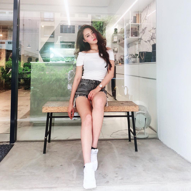 Vốn dĩ, Miao Miao đã là một hot girl có tiếng trên mạng xã hội với gần 50.000 lượt theo dõi. Cao 1m60 và sở hữu thân hình cực đẹp với 3 vòng chuẩn chỉ, cô nàng là một mẫu ảnh được yêu thích tại Đài Loan.